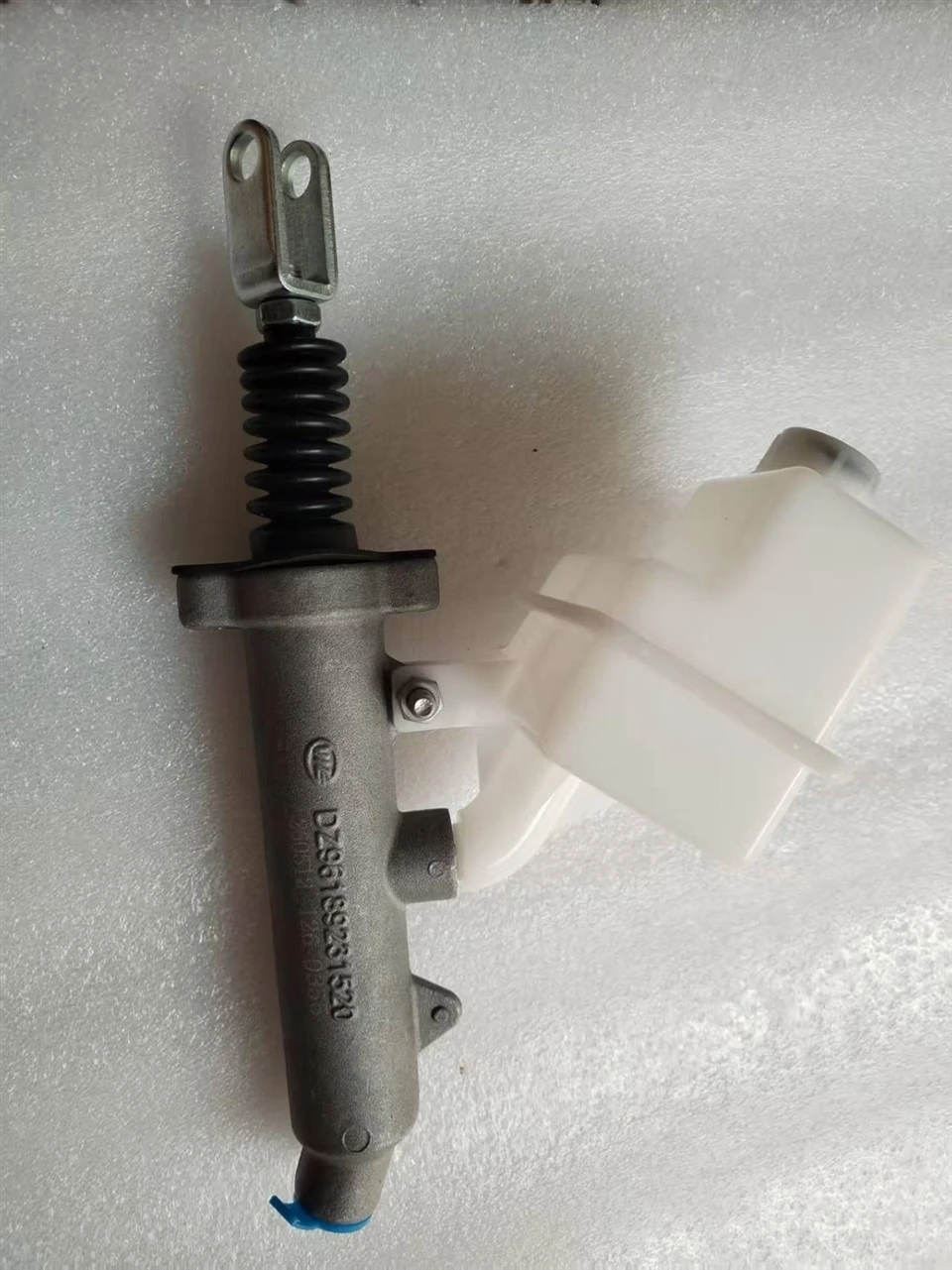 DZ96189231520 Shacman Auto Delong Series New M3000/X3000/L3000 Clutch Master Cylinder manufacturers