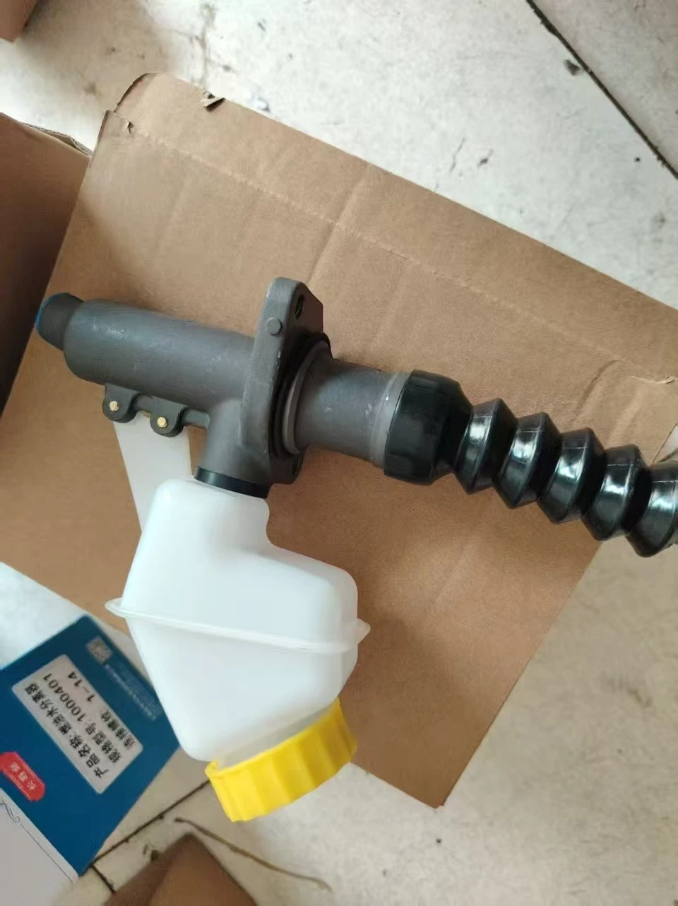 Shacman X3000 Clutch Master Cylinder DZ93189230090 suppliers